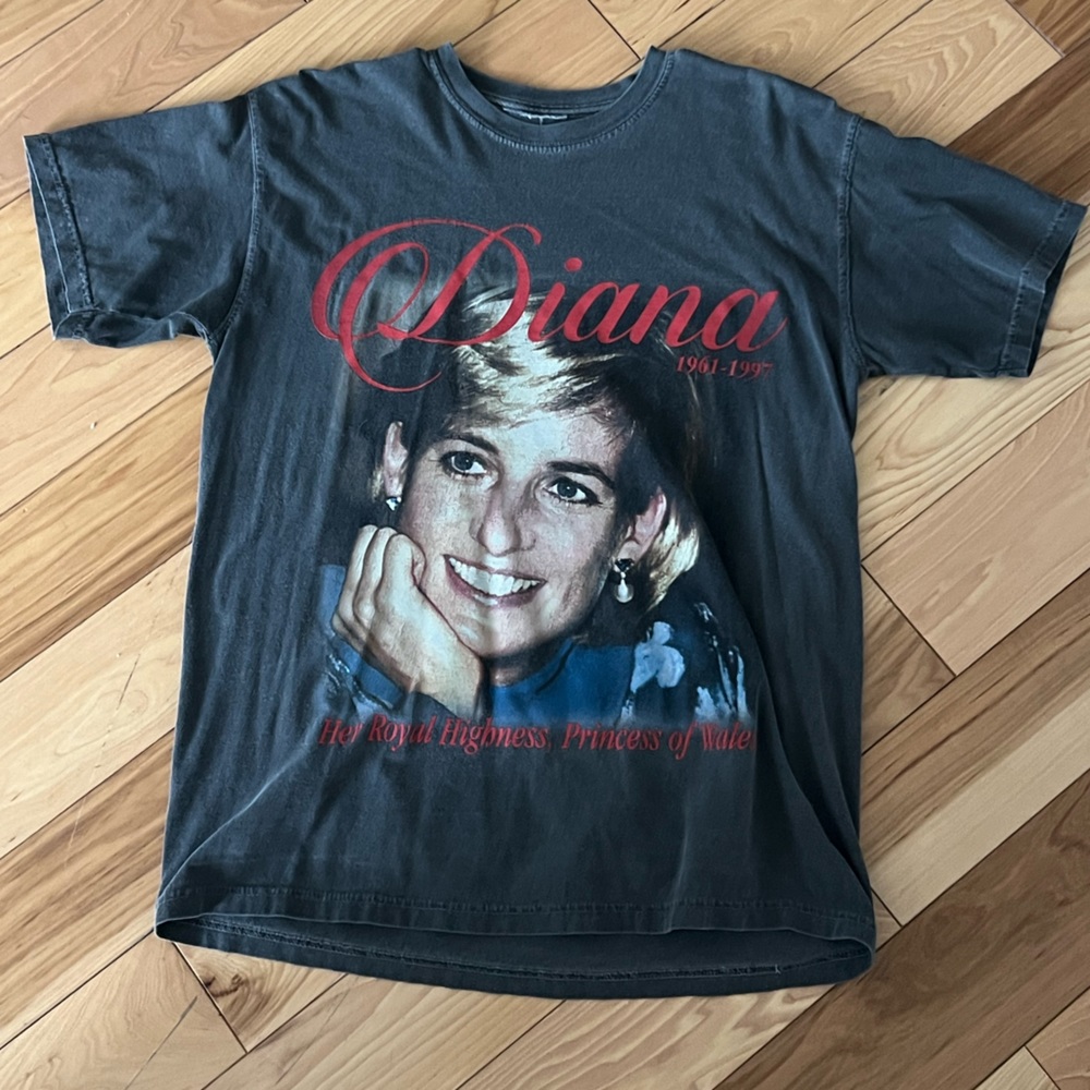 MOBY THRIFT - Princess Diana Tee SZ M